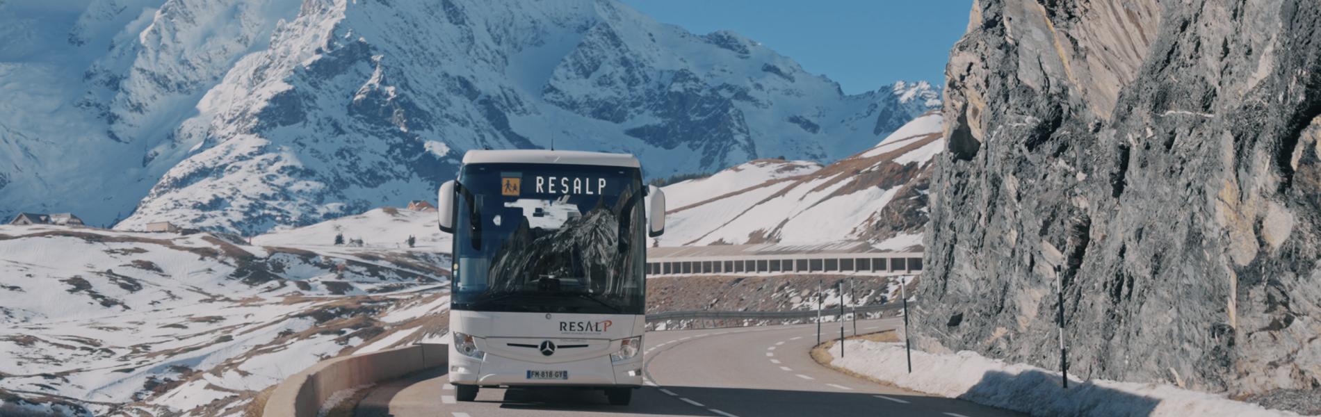 autocar sur la route du col du lautaret