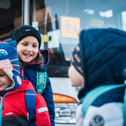 photo d'enfants devant en car